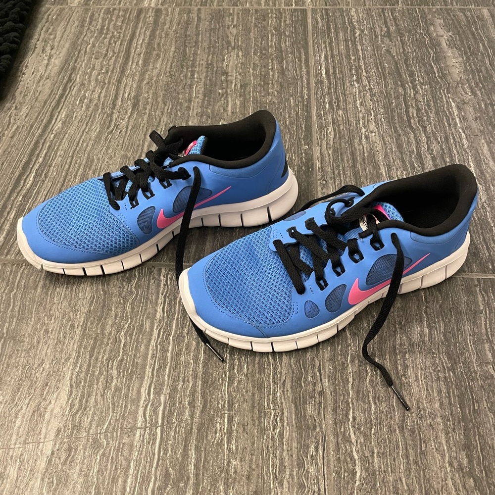 VGUC Nike Youth Free 5.0, size 6Y